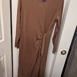 Long sleeve midi dress with tie.